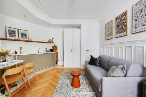 un salon avec un canapé et une table dans l'établissement Cosy apartment - 1BR-4P - Jardin du Luxembourg, à Paris