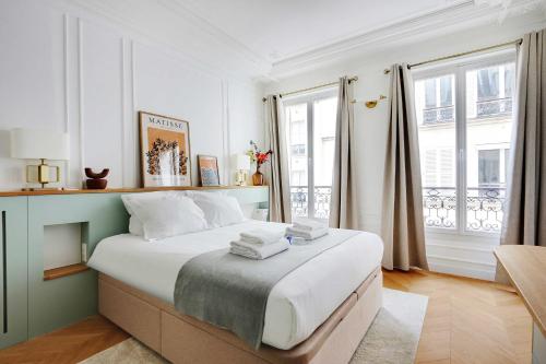 une chambre avec un grand lit et une fenêtre dans l'établissement Cosy apartment - 1BR-4P - Jardin du Luxembourg, à Paris