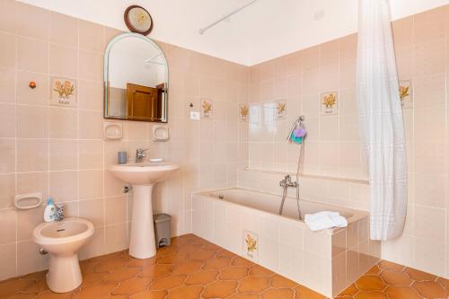 a bathroom with a tub and a toilet and a sink at Yunger House with Garden and Balcony x5 in Piazza