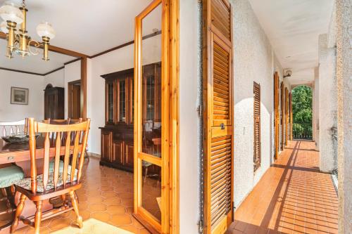 a dining room with a table and a wooden door at Yunger House with Garden and Balcony x5 in Piazza
