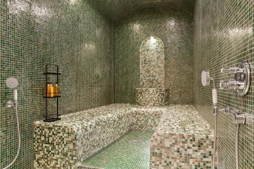 La salle de bains est pourvue d'une douche et d'un mur carrelé. dans l'établissement Villa Bastille with Services by Pick A Flat, à Paris