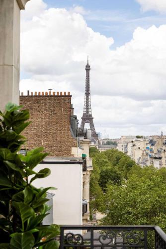 un balcon avec vue sur la tour Eiffel dans l'établissement Luxury apt - Eiffel Tower view - 3BD-8P - Grenelle, à Paris