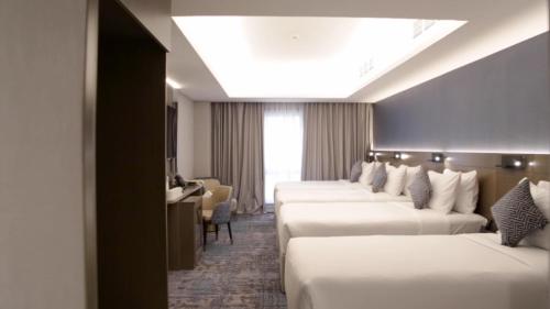 a row of beds in a hotel room with a skylight at فندق مادن طيبة MADEN Taiba HOTEL in Al Madinah