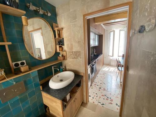 a bathroom with a sink and a mirror at Mosaic Villagee -15 mn transport to Champs Élysées in Nanterre