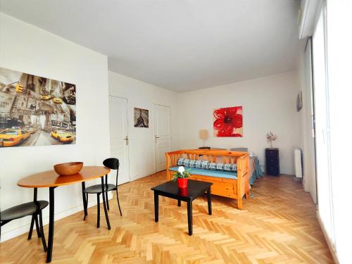 une chambre avec un lit et une table et une salle à manger dans l'établissement Rue Nocard - Paris 7, à Paris