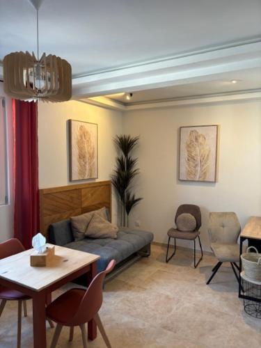 un salon avec un canapé, une table et des chaises dans l'établissement La tour du château, à Truison