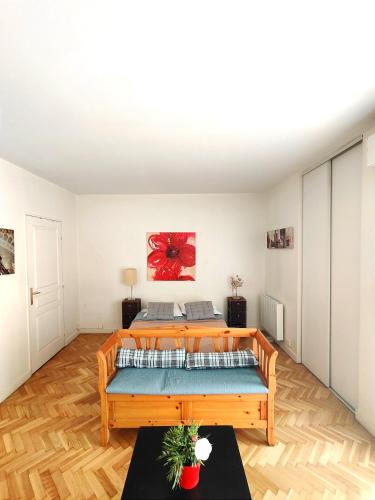 une chambre avec un lit dans une pièce dans l'établissement Rue Nocard - Paris 7, à Paris