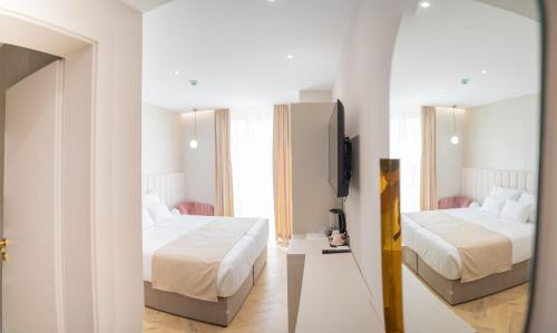 Una habitación de hotel con dos camas y un televisor. en Lala, en Bosanska Krupa