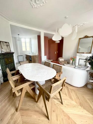 une salle à manger avec une table et des chaises dans l'établissement L'Orée du Château - Trianon Palace, à Versailles