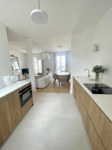 une cuisine avec un évier et un plan de travail dans l'établissement L'Orée du Château - Trianon Palace, à Versailles