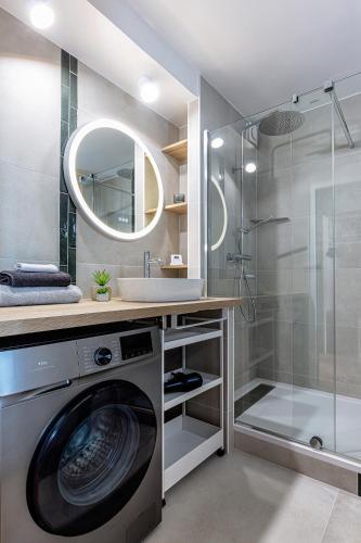 une machine à laver dans une salle de bain avec douche dans l'établissement Cocon de standing FACE MER 4 personnes, à Pornichet