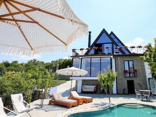 Sunrise House - Swimming Pool