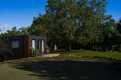 Zahrada ubytování TINY HOUSE mezi sklepy