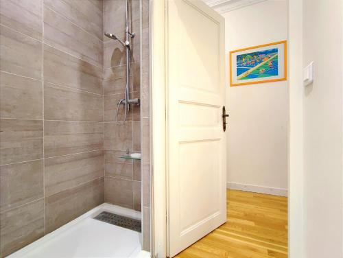 Paris 15 Urban Apartment with Local Life and Easy Metro Access