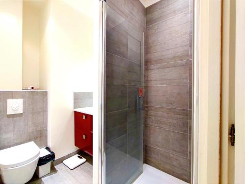 une salle de bain avec douche et toilettes dans l'établissement Bd de Grenelle - Paris 15, à Paris