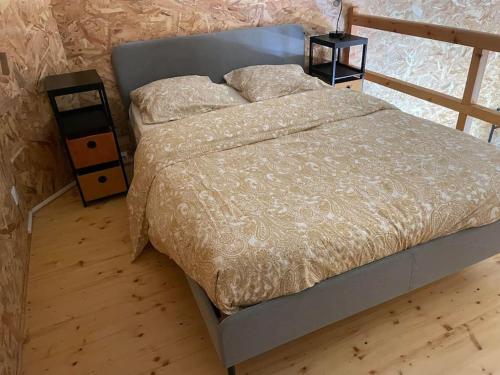 une chambre avec un lit et deux tables de nuit dans l'établissement Charmant Duplex, à Talence