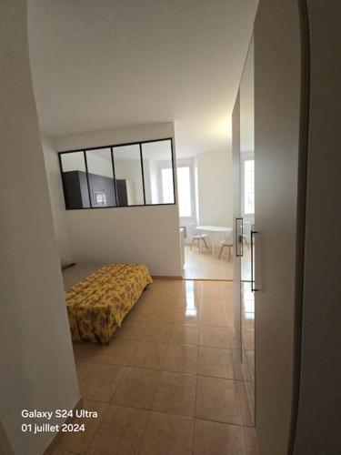 une chambre avec un lit au milieu d'une pièce dans l'établissement Joli studio en centre-ville, à Corte