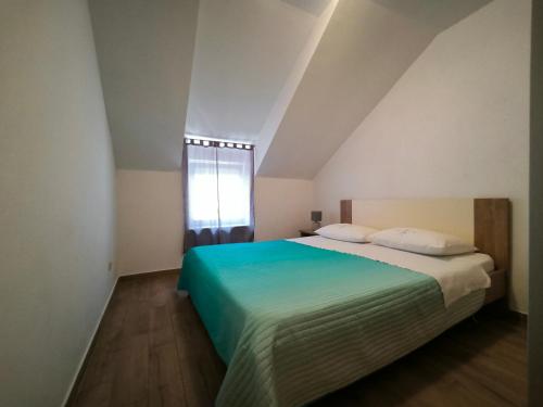 Posteľ alebo postele v izbe v ubytovaní Apartment in a small village near the beach