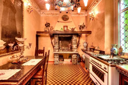 Η κουζίνα ή μικρή κουζίνα στο Villa Gina by Quokka 360 - historic Villa on the Lake Como
