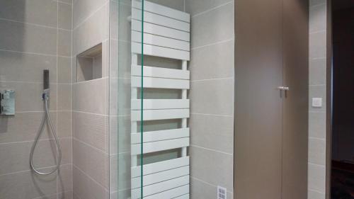 une salle de bain avec douche et porte vitrée dans l'établissement Rue Poncelet - Paris 17, à Paris