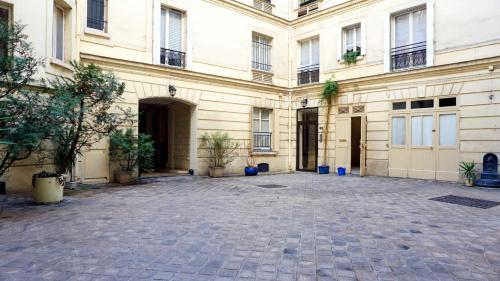 Paris Apartment with Parisian Ambience in Elegant 16th Arrondissement