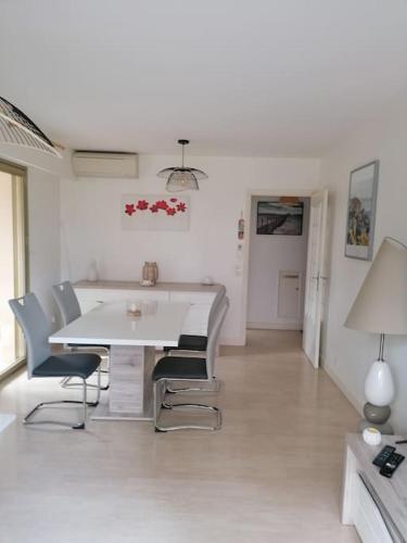 Nhà bếp/bếp nhỏ tại Charmant logement avec piscine de copropriété