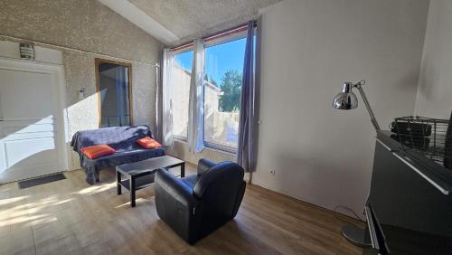 un salon avec un canapé et une chaise dans l'établissement Studio 1G, à Avignon