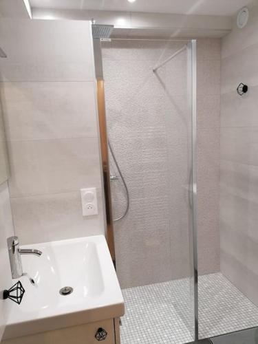 Phòng tắm tại Charmant logement avec piscine de copropriété