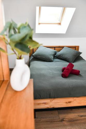 un lit avec deux oreillers et une chaussette rouge dans l'établissement Jacuzzi idyllique à 1h de Paris, à Greneville-en-Beauce