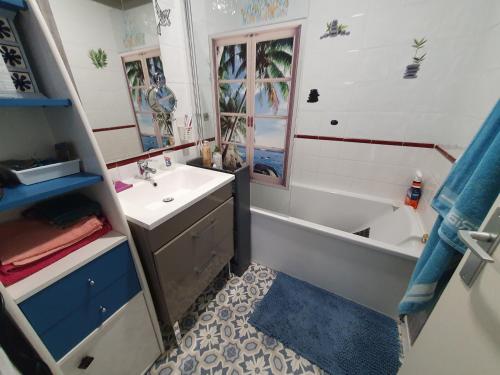 une salle de bain avec une baignoire et un lavabo et une baignoire dans l'établissement Chambre confort dans T3 Joué-lès-Tours, à Joué-lès-Tours