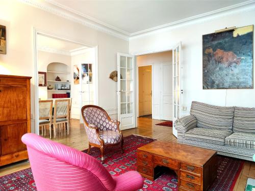 un salon avec un canapé et une table dans l'établissement Square Desaix - Paris 15, à Paris