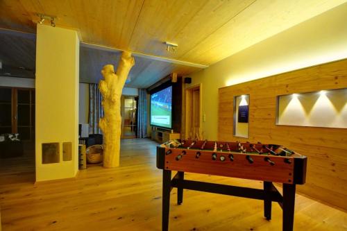 a room with a pool table in the middle at 5 Sterne Ferienhaus Bayern in Untergriesbach
