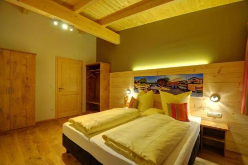 a bedroom with a large bed in a room at 5 Sterne Ferienhaus Bayern in Untergriesbach