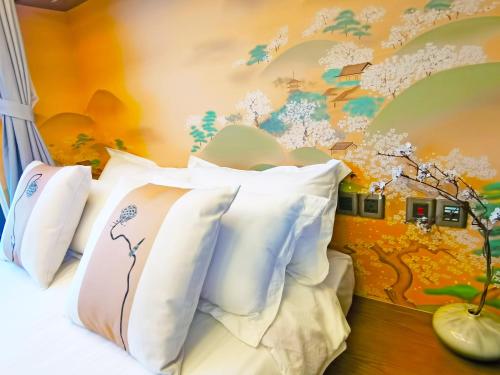 a bedroom with a bed with a floral wall at Interact China Fine Condo - Shenzhen Bay in Shenzhen