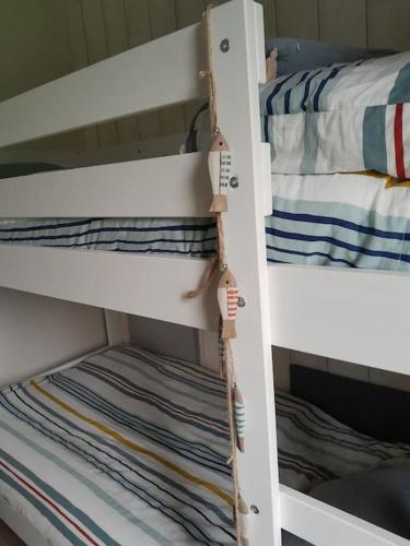 - deux lits superposés dans une chambre dans l'établissement Petite maison bord de mer, à Barneville-Carteret