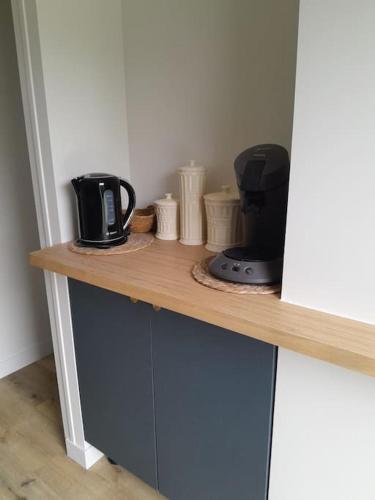 un comptoir avec une cafetière dessus dans l'établissement Petite maison bord de mer, à Barneville-Carteret