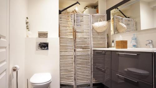 une salle de bain avec toilettes et lavabo dans l'établissement Rue de Penthièvre - Paris 8, à Paris