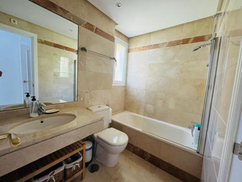 ein Badezimmer mit Waschbecken, Toilette und Badewanne in der Unterkunft Vista Calanova Golf Club Apartment, 2BD Seaviews in La Cala de Mijas