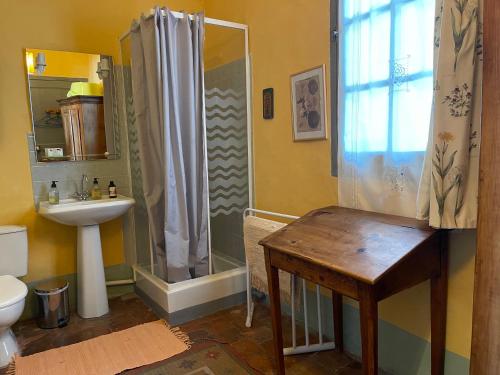 Les Asphodeles chambre familiale Lilah في سانت هيبوليت - دو - فورت: حمام مع دش ومرحاض ومغسلة
