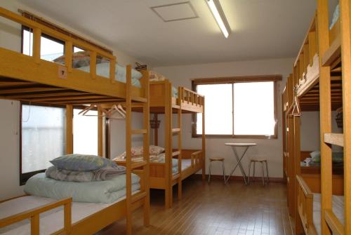 Tempat tidur susun dalam kamar di Backpackers Hostel Ino's Place