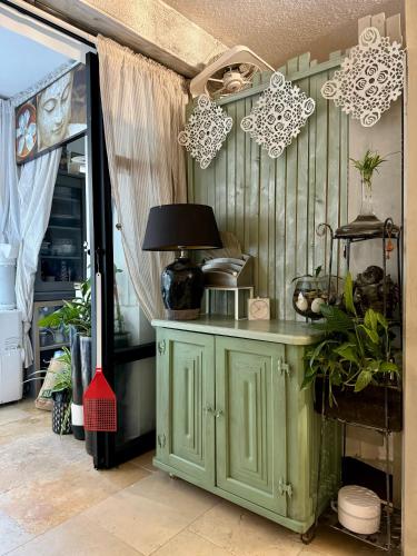 une armoire verte avec une lampe dessus dans l'établissement Appartement rez-de-chaussée, à Sainte-Maxime