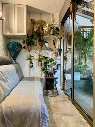 une chambre avec des plantes en pot sur le mur dans l'établissement Appartement rez-de-chaussée, à Sainte-Maxime