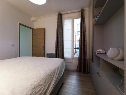 une chambre avec un lit et une fenêtre dans l'établissement Rue du Faubourg St Honore #1 - Paris 8, à Paris