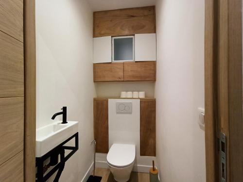 une petite salle de bain avec toilettes et lavabo dans l'établissement Rue du Faubourg St Honore #1 - Paris 8, à Paris