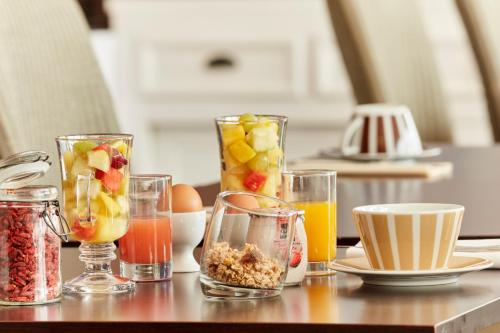 a table topped with different types of juice and drinks at Hôtel Kastel - Relais Thalasso & Spa in Bénodet