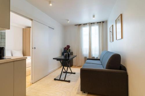 un salon avec un canapé et une table dans l'établissement Cozy modern-Paris7-Tour Eiffel-Champs de mars, à Paris