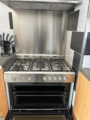 La cuisine est équipée d'un four avec plaques de cuisson en acier inoxydable. dans l'établissement Le domaine du Bez la grange piscine,sauna,hammam,spa en aubrac, à Saint-Laurent-dʼOlt