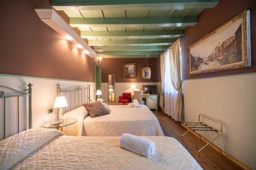 a hotel room with two beds in a room at Residenza Villa Vecelli Cavriani in Mozzecane
