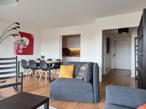 un salon avec un canapé et une table dans l'établissement Quai André Citroen - Paris 15, à Paris