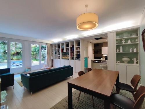 un salon avec un canapé et une table dans l'établissement Avenue de Salonique - Paris 17, à Paris